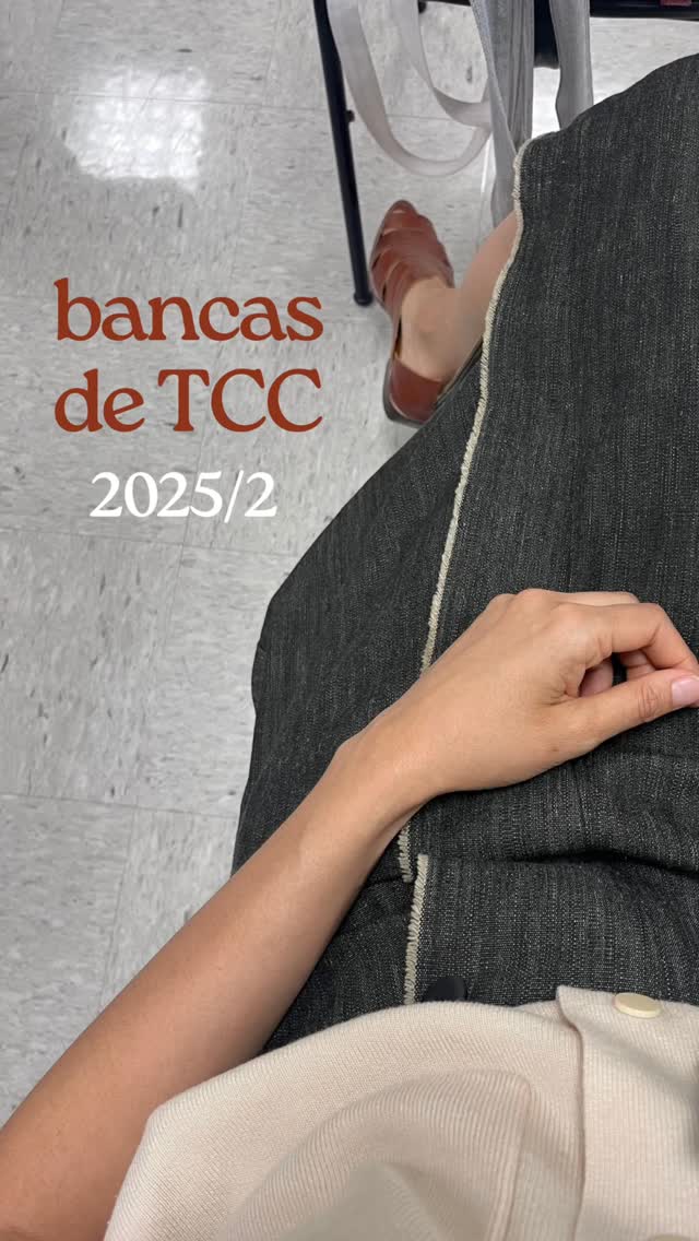 Semestre passado tive o privilégio de participar de 6 ou 7 bancas de TCC como avaliadora e, mais do que acompanhar entregas acadêmicas, pude assistir ao amadurecimento de ideias e pesquisas.

Alguns trabalhos foram muito interessantes (como alfaiataria em malharia, estudos comparativos de traçados e modelagem criativa), mas também houve temas importantes, como a moda na ditadura brasileira. 🇧🇷

Entre referências, tecidos e conceitos, me vi revisitando minha própria trajetória, quando uma das alunas apresentou um projeto de revista (trabalho ao qual me dediquei nos primeiros anos da vida adulta como designer gráfico)  e percebi que pude colaborar. Foi bacana demais ✨

Nunca achei que “trocar de profissão” significasse abandonar a anterior (até porque isso é impossível). Hoje ficou claro que os temas se misturam e ganham muito mais força. O design tem suas próprias pernas e muitas possibilidades de aplicação. Bonito de ver. ♥️✨

Obrigada às professoras /es que me convidaram. É noix 🤓

#fy #fashiondesign #tcc #processocriativo